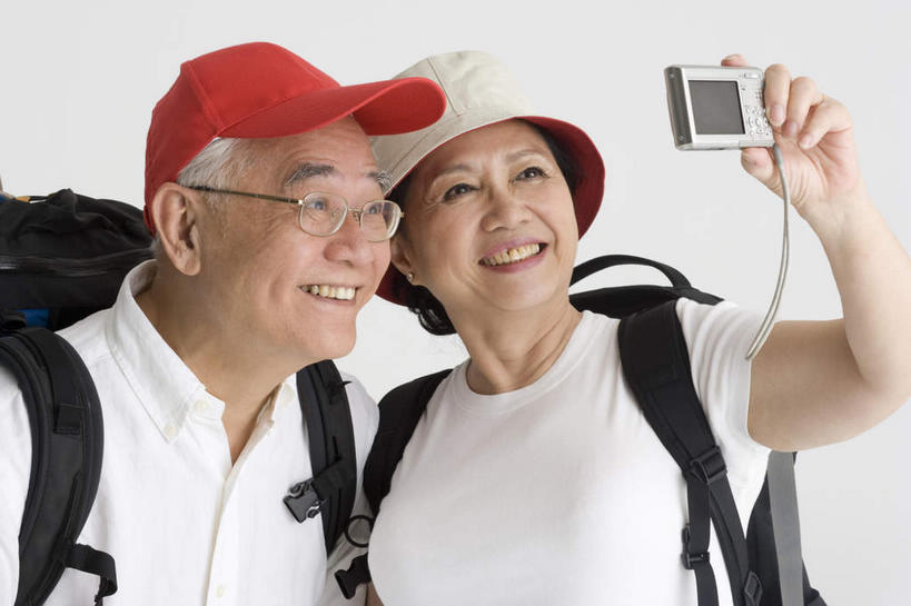 东方人,两个人,站,笑,微笑,露齿笑,横图,室内,白天,白色背景,正面,旅游,度假,帽子,相机,亚洲,阴影,服装,光线,包,影子,旅行包,注视,休闲装,黄种人,娱乐,拍照,衣服,阳光,背包,数码相机,遮阳帽,观察,看,站着,享受,休闲,休闲服,放松,自拍,摄影,服饰,影棚,观看,察看,关注,旅游包,老年男性,老年女性,男人,男性,女人,女性,亚洲人,照相机,站立,半身,彩图,影棚拍摄,拍摄,照相,双肩包