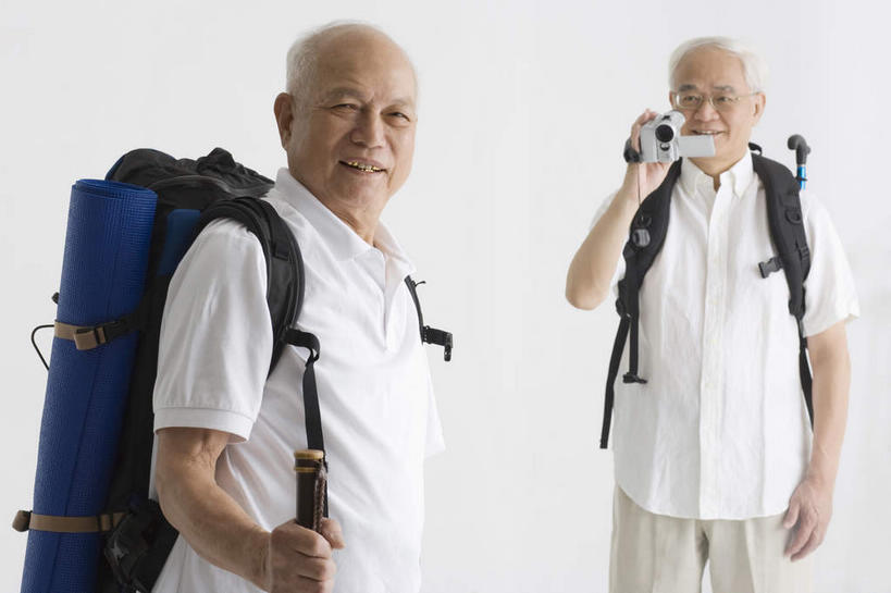 东方人,两个人,站,笑,微笑,露齿笑,横图,室内,白天,白色背景,正面,亚洲,握,服装,包,工具,器材,摄像机,拿,旅行包,拿着,注视,休闲装,黄种人,衣服,背包,观察,看,站着,休闲,休闲服,器械,摄像,握着,摄影,服饰,影棚,拐杖,摄影机,观看,察看,关注,录像,登山杖,辅助设备,旅游包,登山棍,老年男性,男人,男性,亚洲人,登山,爬山,站立,半身,彩图,影棚拍摄,拍摄,双肩包