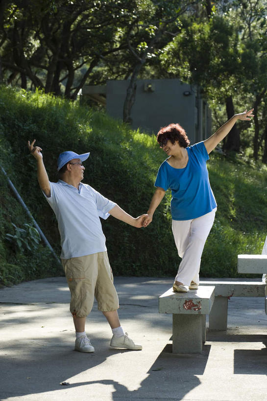 东方人,两个人,站,竖图,室外,白天,正面,跳舞,兴奋,树林,植物,亚洲,阴影,服装,光线,影子,休闲装,黄种人,树,树木,衣服,绿色,阳光,自然,牵手,站着,休闲,休闲服,服饰,生长,成长,欢快,喜悦,欢腾,舞姿,庆幸,老年男性,老年女性,男人,男性,女人,女性,亚洲人,站立,彩图,全身,高兴,欢乐,开心,愉快,舞蹈