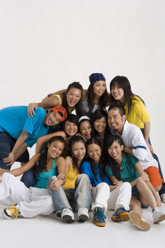 东方人,笑,微笑,露齿笑,竖图,室内,白天,白色背景,正面,亚洲,服装,许多人,注视,休闲装,黄种人,拍照,衣服,观察,看,一群人,休闲,休闲服,摄影,服饰,影棚,观看,察看,关注,照像,男人,男性,年轻男性,年轻女性,女人,女性,亚洲人,彩图,全身,影棚拍摄,拍摄,照相