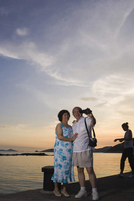 东方人,两个人,站,竖图,室外,白天,正面,旅游,度假,日落,亚洲,服装,水平线,晚霞,霞光,云,云朵,落日,辽阔,海平线,云彩,休闲装,黄种人,娱乐,拍照,衣服,白云,天空,黄昏,天,站着,享受,休闲,广阔,休闲服,彩霞,放松,服饰,晴朗,一望无际,无边无际,一马平川,照像,夕照,老年男性,老年女性,男人,男性,女人,女性,亚洲人,晴空,夕阳,站立,彩图,全身,照相,水天相接,水天一线,斜阳