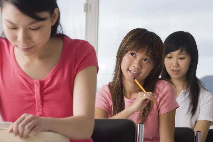 东方人,三个人,伙伴,朋友,学校,坐,举,笑,微笑,露齿笑,横图,室内,白天,正面,友谊,窗户,椅子,亚洲,一排,握,服装,整齐,笔,办公用品,拿,拿着,注视,休闲装,黄种人,校园,玻璃窗,文具,排列,衣服,学习用品,观察,看,托,休闲,教室,思考,休闲服,握着,服饰,观看,文具用品,察看,队列,关注,思虑,友情,年轻女性,女人,女性,亚洲人,举起,举手,举着,向上举,向上伸,向上托,坐着,半身,彩图