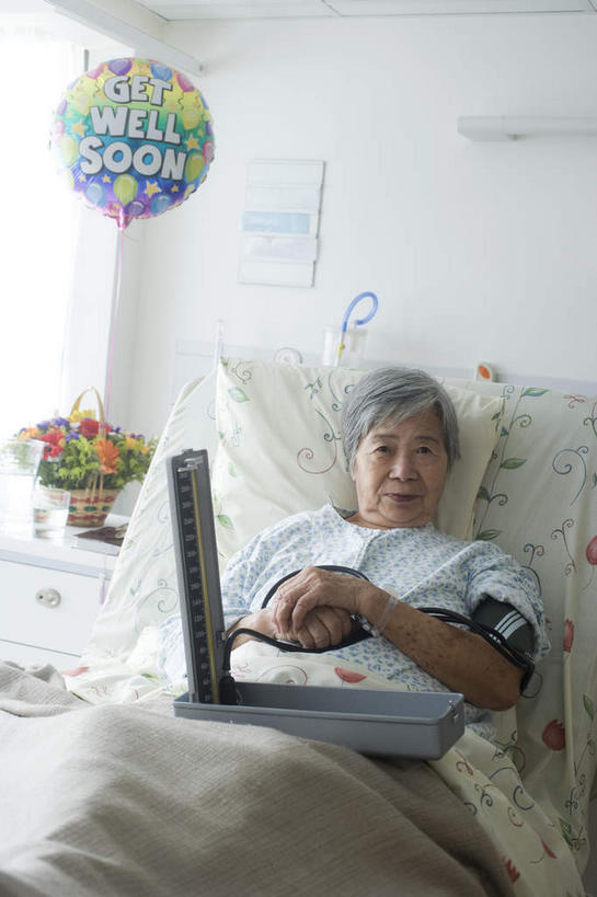 东方人,一个人,医院,躺,笑,双手交叉,微笑,竖图,室内,白天,正面,床,帽子,亚洲,仅一个女性,仅一个人,服装,检查,装饰,盛开,测量,塑料,床单,花蕾,注视,黄种人,被子,花,花瓣,花朵,鲜花,衣服,气球,塑料制品,花苞,花蕊,观察,看,靠,靠着,橡胶,服饰,单人床,仅一个老年女性,观看,华丽,修饰,点缀,察看,血压仪,被单,衣着,穿着,关注,橡胶制品,医疗机构,病号服,衬托,美观,雅致,雅观,衣饰,卧着,老年女性,女人,女性,亚洲人,十字手,躺着,卧,半身,彩图,病院,诊所