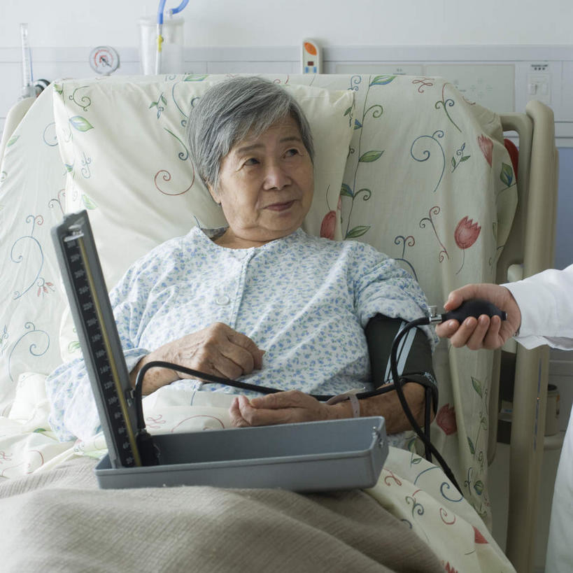 东方人,两个人,医生,站,躺,方图,俯视,室内,白天,床,亚洲,握,检查,墙,床单,拿,拿着,黄种人,被子,墙壁,墙面,靠,靠着,站着,医护人员,医疗人员,握着,单人床,血压仪,被单,白大褂,病号服,卧着,老年女性,年轻男性,女人,女性,亚洲人,大夫,躺着,卧,站立,半身,彩图,高角度拍摄