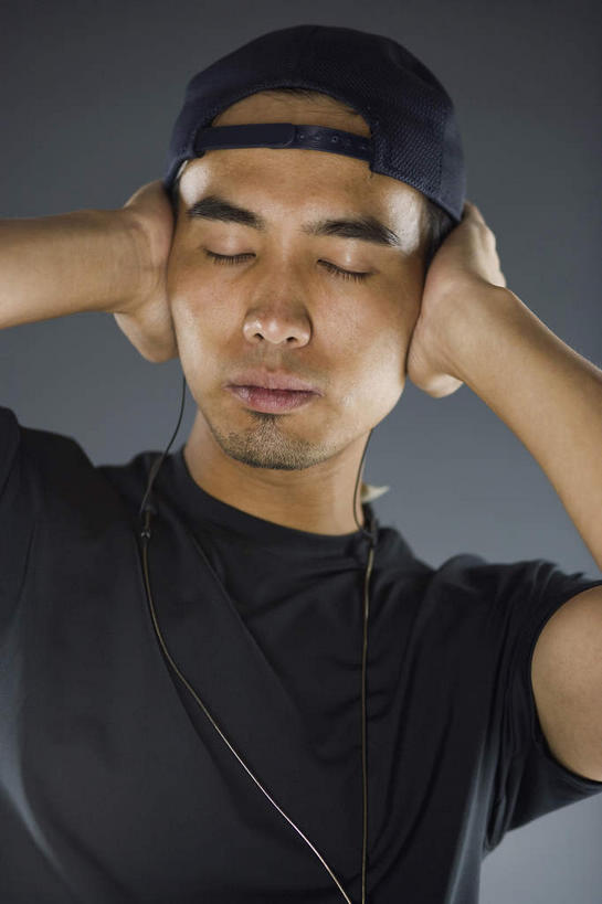 东方人,手,一个人,站,闭眼,竖图,室内,白天,正面,帽子,亚洲,仅一个男性,仅一个人,灰色背景,服装,休闲装,黄种人,仅一个年轻男性,衣服,遮阳帽,站着,休闲,手部,休闲服,摄影,服饰,影棚,冥想,男人,男性,年轻男性,亚洲人,闭眼睛,闭着眼,闭着眼睛,站立,半身,彩图,影棚拍摄,拍摄