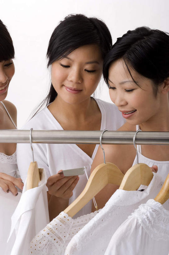 东方人,三个人,伙伴,朋友,站,笑,捏,微笑,露齿笑,竖图,室内,特写,白天,白色背景,正面,购物,化妆,美容,友谊,消费,亚洲,护肤,握,服装,鲜艳,商标,塑料,美丽,拿,捏着,拿着,注视,休闲装,黄种人,漂亮,衣服,夹子,模型,塑料制品,观察,看,站着,保养,享受,休闲,休闲服,放松,握着,保健,金融,摄影,服饰,影棚,模具,观看,察看,优美,挑选,衣着,穿着,关注,矫正,牙科,摩登,选择,艳丽,牙套,选购,贸易,衣夹,牙箍,养颜,血拼,校正,校准,牙饰,采选,遴选,筛选,挑拣,挑撰,衣饰,斑斓,标致,瑰丽,娇艳,锦绣,娟秀,俊丽,奇丽,俏丽,时兴,秀丽,友情,年轻女性,女人,女性,亚洲人,长发,站立,半身,彩图,影棚拍摄,拍摄