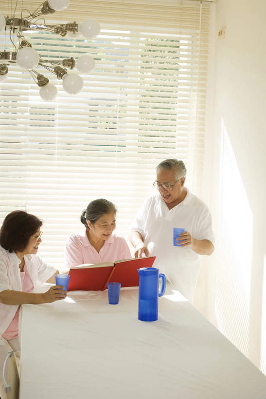 东方人,头发,三个人,夫妻,伙伴,朋友,站,坐,笑,微笑,露齿笑,竖图,室内,白天,侧面,爱情,看书,阅读,友谊,植物,窗户,落地窗,杯子,书籍,照明,亚洲,握,学习,阴影,服装,朦胧,模糊,光线,眼镜,影子,百叶窗,灯光,背光,浪漫,拿,拿着,注视,休闲装,黄种人,吊灯,玻璃窗,灯,树,树木,衣服,绿色,白色,自然,茶壶,水杯,书本,灯具,观察,看,站着,休闲,休闲服,恩爱,读书,浏览,握着,恋人,服饰,生长,成长,观看,老花镜,照亮,察看,照明设备,关注,逆光,鹤发,远视眼镜,百页窗,友情,老年男性,老年女性,男人,男性,女人,女性,亚洲人,夫妇,情侣,茶杯,书,图书,站立,坐着,半身,彩图,伴侣