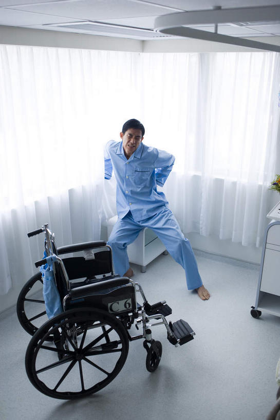 东方人,一个人,坐,跳,竖图,俯视,室内,白天,窗帘,床,柜子,亚洲,仅一个男性,仅一个人,仅一个中年男性,撑,阴影,光线,木制,板凳,瓷砖,地砖,工具,影子,凳子,床单,地面,半空,背光,黄种人,光脚,被子,手叉腰,蓝色,轮椅,木制品,橱柜,叉腰,复健,康复,赤脚,器械,单人床,医疗设备,撑着,被单,痛,疼,医疗器械,医疗工具,逆光,病号服,辅助设备,男人,男性,中年男性,亚洲人,跳跃,坐着,彩图,高角度拍摄,全身