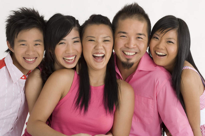 东方人,胡须,伙伴,朋友,站,笑,微笑,露齿笑,横图,室内,白天,白色背景,正面,衬衫,友谊,亚洲,五个人,一排,服装,整齐,许多人,注视,休闲装,黄种人,排列,衣服,粉色,观察,看,站着,一群人,休闲,休闲服,摄影,服饰,影棚,观看,靠近,察看,凑近,队列,关注,聚拢,挨近,接近,靠拢,友情,男人,男性,年轻男性,年轻女性,女人,女性,亚洲人,胡子,络腮胡,站立,半身,彩图,影棚拍摄,衬衣,拍摄