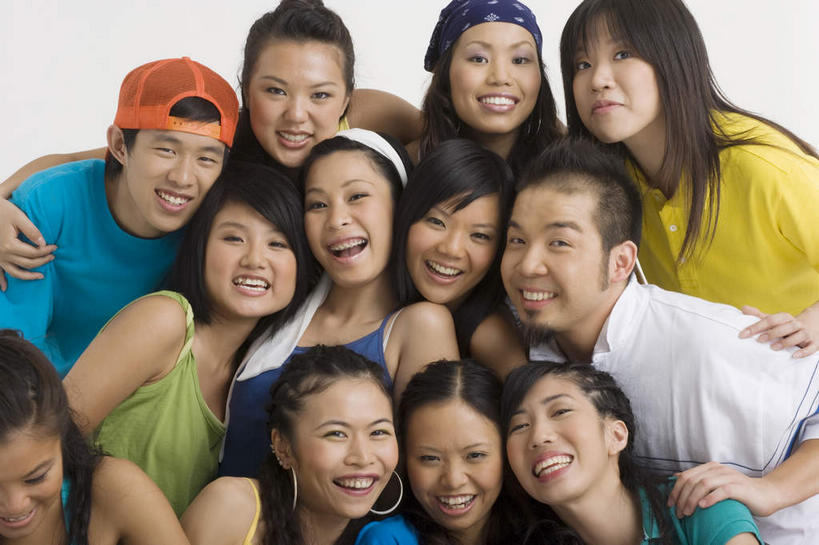 东方人,胡须,伙伴,朋友,笑,微笑,露齿笑,横图,室内,白天,白色背景,正面,T恤衫,友谊,帽子,亚洲,头巾,许多人,T恤,吊带衫,黄种人,运动帽,耳环,一群人,鸭舌帽,摄影,影棚,靠近,凑近,聚拢,耳饰,挨近,接近,靠拢,友情,男人,男性,年轻男性,年轻女性,女人,女性,亚洲人,山羊胡,胡子,半身,彩图,影棚拍摄,拍摄
