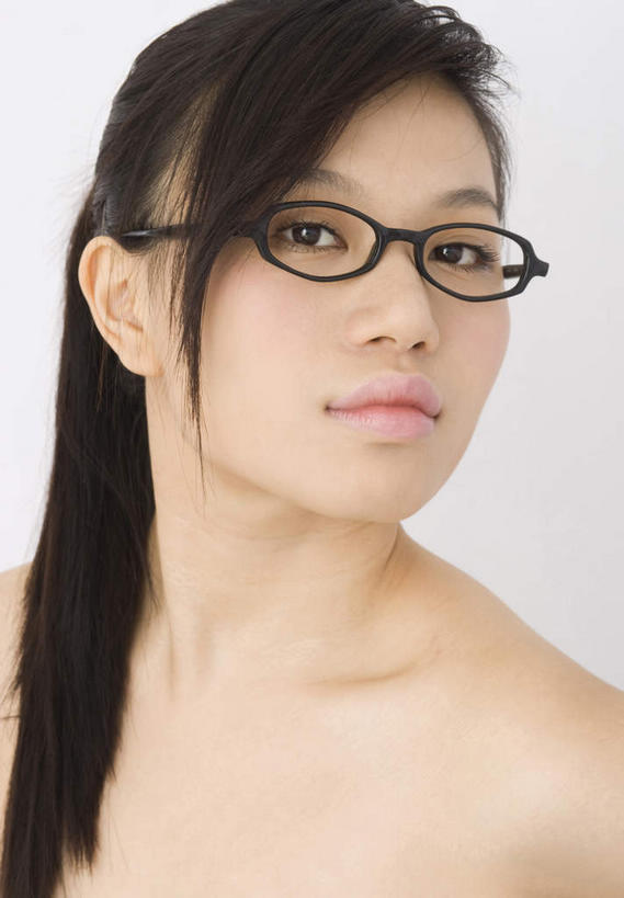 东方人,脸,头,脸颊,脖子,锁骨,肩胛骨,一个人,站,笑,微笑,竖图,室内,特写,白天,白色背景,正面,亚洲,仅一个年轻女性,仅一个女性,仅一个人,眼镜,扭头,黄种人,束发,肩膀,站着,转头,摄影,影棚,近视眼镜,年轻女性,女人,女性,亚洲人,头部,脖,颈,颈部,脸部,脸蛋,面部,站立,半身,彩图,影棚拍摄,拍摄