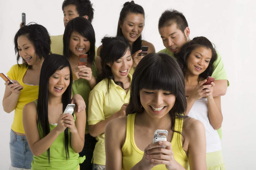 东方人,伙伴,朋友,笑,打电话,微笑,露齿笑,横图,室内,白天,白色背景,正面,T恤衫,友谊,电话,手机,亚洲,握,裤子,许多人,拿,T恤,拿着,注视,牛仔裤,黄种人,通讯设备,观察,看,一群人,握着,摄影,影棚,观看,靠近,察看,凑近,关注,聚拢,挨近,接近,靠拢,交流,友情,男人,男性,年轻男性,年轻女性,女人,女性,亚洲人,沟通,通话,半身,彩图,影棚拍摄,拍摄