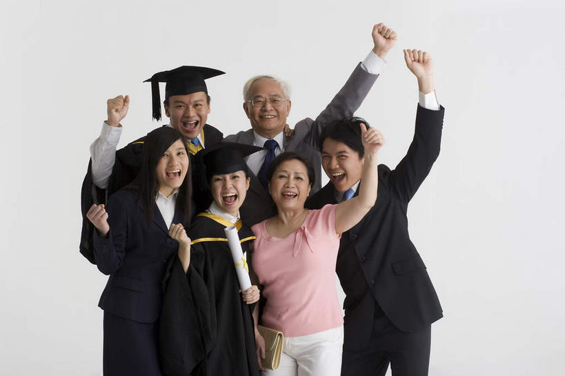 东方人,家庭,母亲,女儿,儿子,祖父,学生,笑,微笑,露齿笑,横图,室内,白天,白色背景,正面,衬衫,T恤衫,西装,亚洲,握,套装,正装,眼镜,领带,许多人,拿,T恤,拿着,职业装,黄种人,鼓励,加油,手势,握拳,一群人,温暖,温馨,母女,母子,一家人,母爱,打气,握着,摄影,流苏,影棚,爷爷,靠近,祖孙,老花镜,和睦,学士帽,毕业,凑近,聚拢,鼓舞,学士服,外孙女,外公,外祖父,外孙,外孙子,垂布,学士袍,挨近,接近,靠拢,远视眼镜,男人,男性,年轻男性,年轻女性,女人,女性,中年男性,中年女性,亚洲人,孙女,孙子,半身,彩图,影棚拍摄,衬衣,拍摄,融洽