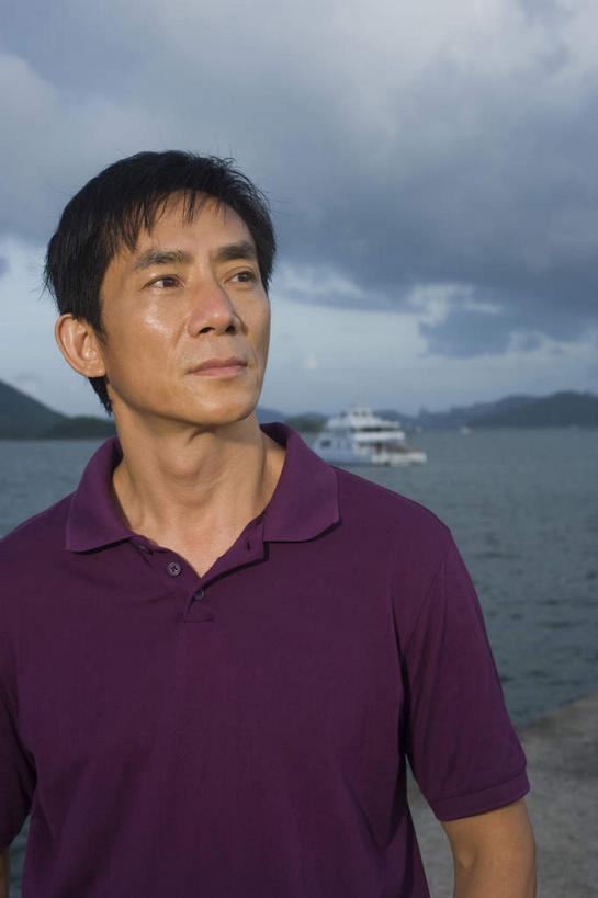 东方人,一个人,站,竖图,室外,白天,正面,T恤衫,海浪,海洋,山,山脉,轮船,船,亚洲,仅一个男性,仅一个人,眺望,阴影,远眺,光线,影子,浪花,山峰,云,云朵,山峦,T恤,云彩,远望,黄种人,仅一个年轻男性,蓝色,白云,蓝天,天空,阳光,海水,交通工具,群山,天,站着,遥望,载具,海景,了望,远瞩,男人,男性,年轻男性,亚洲人,大海,风浪,海,海水的波动,近岸浪,涌浪,站立,半身,彩图