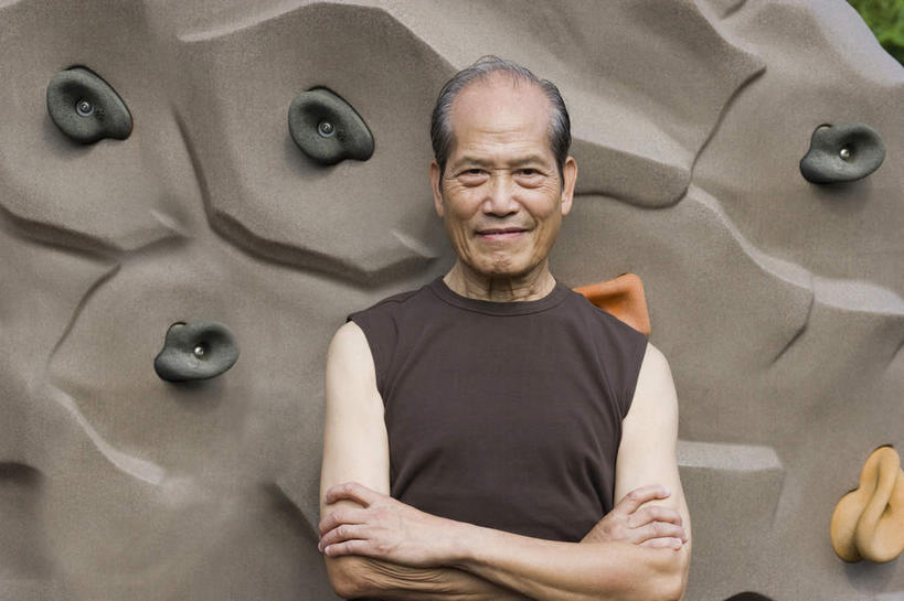 东方人,一个人,站,笑,攀登,双手交叉,微笑,横图,室外,白天,正面,锻炼,旅游,度假,探险,运动,攀岩,亚洲,仅一个男性,仅一个人,黄种人,娱乐,极限运动,站着,仅一个老年男性,享受,休闲,爬,放松,双手抱胸,室外运动,户外运动,冒险,体育,老年男性,男人,男性,亚洲人,登山,攀爬,站立,半身,彩图,健身