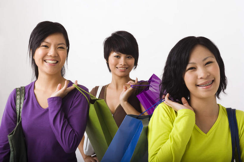 东方人,三个人,伙伴,朋友,笑,微笑,露齿笑,横图,室内,白天,白色背景,正面,购物,友谊,消费,袋子,亚洲,握,包装袋,手提袋,购物袋,拿,拎,拿着,依偎,注视,黄种人,黄色,紫色,观察,看,靠,靠着,倚靠,握着,姿势,金融,摄影,影棚,观看,察看,姿态,倚着,购买,关注,贸易,依附,依赖,投靠,姿式,友情,年轻女性,女人,女性,亚洲人,半身,彩图,影棚拍摄,拍摄,拎着