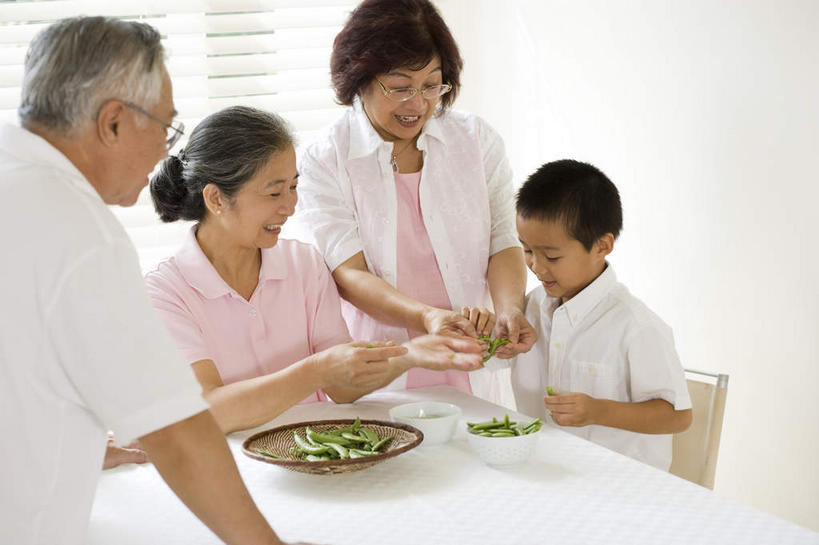 东方人,儿童,四个人,夫妻,祖母,祖父,站,坐,横图,俯视,室内,白天,爱情,早餐,餐具,亚洲,握,碟子,盘,浪漫,拿,拿着,注视,黄种人,盘子,碟,观察,看,站着,恩爱,握着,恋人,奶奶,爷爷,观看,祖孙,察看,关注,外婆,外祖母,外公,外祖父,外孙,外孙子,男孩,男人,男性,女人,女性,中年男性,中年女性,亚洲人,孩子,夫妇,情侣,孙子,站立,坐着,半身,彩图,高角度拍摄,早饭,伴侣,男生