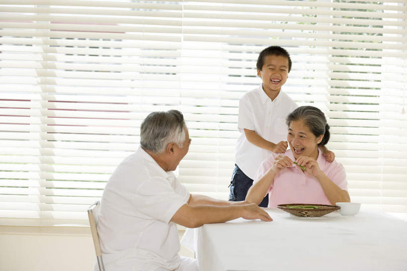 东方人,儿童,三个人,祖父,站,坐,笑,微笑,露齿笑,横图,室内,白天,正面,幸福,纯洁,窗户,落地窗,亚洲,阴影,光线,影子,百叶窗,黄种人,刺激,玻璃窗,小孩,站着,可爱,乐趣,童年,童趣,爷爷,祖孙,享乐,童真,烂漫,无邪,外公,外祖父,外孙,外孙子,天真,男孩,男人,男性,女人,女性,中年男性,中年女性,亚洲人,孩子,孙子,站立,坐着,半身,彩图,欢乐,男生