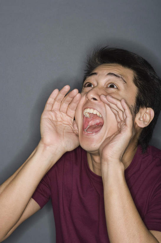 东方人,一个人,竖图,室内,白天,正面,亚洲,仅一个男性,仅一个人,阴影,灰色背景,服装,影子,大喊,休闲装,黄种人,刺激,仅一个年轻男性,衣服,休闲,休闲服,活力,乐趣,摄影,服饰,尖叫,享乐,噪声,无忧无虑,男人,男性,年轻男性,亚洲人,半身,彩图