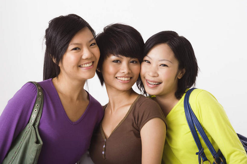 东方人,三个人,伙伴,朋友,笑,微笑,露齿笑,横图,室内,白天,白色背景,正面,购物,友谊,消费,袋子,亚洲,握,包装袋,手提袋,购物袋,拿,拎,拿着,依偎,注视,黄种人,黄色,紫色,观察,看,靠,靠着,倚靠,握着,姿势,金融,摄影,影棚,观看,察看,姿态,倚着,购买,关注,贸易,依附,依赖,投靠,姿式,友情,年轻女性,女人,女性,亚洲人,半身,彩图,影棚拍摄,拍摄,拎着