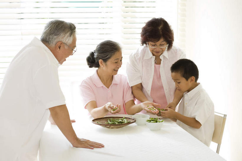 东方人,四个人,家庭,夫妻,祖母,祖父,站,坐,笑,微笑,露齿笑,横图,俯视,室内,白天,爱情,纯洁,植物,餐桌,窗户,桌子,豆,大豆,蔬菜,椅子,亚洲,撑,握,阴影,服装,新鲜,光线,眼镜,影子,百叶窗,木椅,墙,豆类,豆子,毛豆,食品,浪漫,拿,拿着,注视,休闲装,黄种人,墙壁,墙面,食物,衣服,白色,盘子,观察,看,站着,休闲,温暖,温馨,一家人,休闲服,恩爱,可爱,童年,童趣,握着,恋人,服饰,有机食品,绿色食品,奶奶,爷爷,餐台,观看,祖孙,老花镜,和睦,察看,撑着,关注,童真,烂漫,无邪,豆科,外婆,外祖母,外公,外祖父,外孙,外孙子,枝豆,远视眼镜,天真,亚洲人,夫妇,情侣,孙子,黄豆,站立,坐着,半身,彩图,高角度拍摄,伴侣,融洽