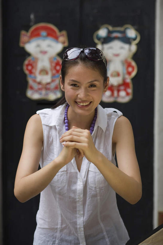 东方人,一个人,站,竖图,室内,白天,正面,门,项链,春节,亚洲,仅一个年轻女性,仅一个女性,仅一个人,弯腰,服装,节日,庆祝,装饰,墨镜,眼镜,休闲装,黄种人,文化,海报,装饰品,衣服,饰品,首饰,太阳镜,太阳眼镜,门框,站着,庆典,休闲,休闲服,遮阳镜,服饰,纪念,鞠躬,华丽,修饰,点缀,礼仪,弯身,衬托,美观,雅致,雅观,尊敬,恭敬,年轻女性,女人,女性,亚洲人,站立,半身,彩图,拜年,贺年