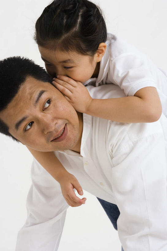 东方人,儿童,背,两个人,家庭,父亲,女儿,站,抱,说,竖图,室内,白天,白色背景,正面,讨论,纯洁,亚洲,弯腰,服装,休闲装,黄种人,小孩,衣服,白色,背着,趴着,站着,休闲,温暖,温馨,父女,一家人,休闲服,父爱,可爱,童年,童趣,遮,遮掩,摄影,服饰,影棚,抱着,和睦,掩盖,搂着,遮挡,私语,耳语,童真,烂漫,无邪,遮盖,弯身,掩饰,背负,交流,天真,男人,男性,女孩,中年男性,亚洲人,沟通,怀抱,讲话,交谈,搂,搂抱,趴,商讨,说话,谈话,相抱,拥抱,站立,半身,彩图,影棚拍摄,拍摄,融洽,女生