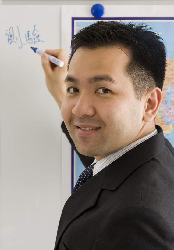 东方人,脸,头,脸颊,一个人,站,举,笑,微笑,露齿笑,竖图,室内,特写,白天,侧面,衬衫,西装,道路,地图,亚洲,仅一个男性,仅一个人,仅一个中年男性,阴影,套装,正装,光线,信息,笔,标志,文字,影子,字符,墙,办公用品,领带,交通,扭头,注视,职业装,黄种人,方向,标识,肩膀,墙壁,墙面,文具,学习用品,观察,看,托,站着,转头,汉字,观看,引导,指引,文具用品,察看,书写,关注,中文,签字笔,国文,华文,誊写,男人,男性,中年男性,亚洲人,头部,脸部,脸蛋,面部,举起,举手,举着,向上举,向上伸,向上托,站立,半身,彩图,衬衣,导航