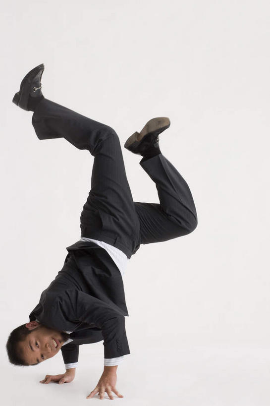 东方人,腿部,腿,一个人,笑,微笑,露齿笑,竖图,室内,白天,正面,鞋,衬衫,西装,鞋子,亚洲,仅一个男性,仅一个人,撑,套装,正装,领带,皮革,注视,职业装,黄种人,仅一个年轻男性,观察,看,力量,观看,察看,撑着,颠倒,倒置,关注,力气,气力,男人,男性,年轻男性,亚洲人,彩图,全身,衬衣,皮鞋