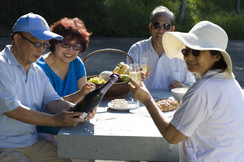 点心,面包,红酒,葡萄酒,东方人,四个人,夫妻,伙伴,朋友,坐,举,笑,交叉,微笑,露齿笑,横图,室外,白天,正面,爱情,友谊,草地,草坪,植物,桌面,桌子,竹子,帽子,水果,亚洲,勾,挽,指,阴影,竹制,服装,新鲜,编织,光线,篮子,墨镜,眼镜,影子,大理石,生食,食品,面点,果实,白葡萄酒,酒类,两杯,浪漫,拿,拿着,休闲装,黄种人,运动帽,酒,草,食物,糕点,饮料,衣服,绿色,阳光,太阳镜,太阳眼镜,竹篮,托,休闲,休闲服,鸭舌帽,遮阳镜,恩爱,勾着,恋人,服饰,有机食品,绿色食品,竹条,交织,指着,竹制品,挽着,大理石制品,穿插,友情,老年男性,老年女性,男人,男性,女人,女性,亚洲人,夫妇,情侣,举起,举手,举着,向上举,向上伸,向上托,坐着,半身,彩图,四副,伴侣