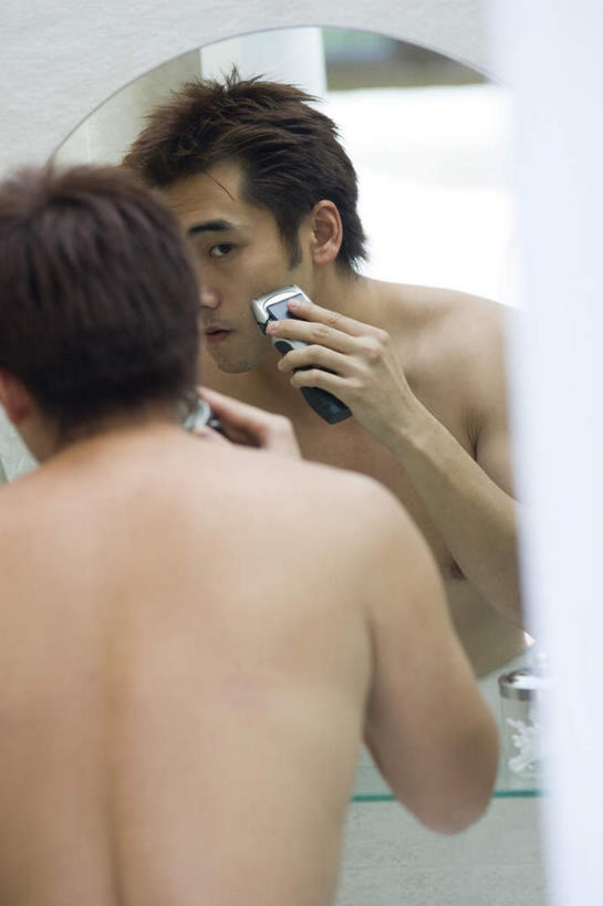 东方人,一个人,竖图,室内,白天,镜子,亚洲,仅一个男性,仅一个人,握,朦胧,模糊,剃须刀,拿,拿着,注视,黄种人,干净,裸露,仅一个年轻男性,背面,观察,看,清洁,护理,握着,观看,镜像,察看,家电,家用电器,镜面,关注,剃须,裸,电动剃须刀,洁净,仪容,仪表,男人,男性,年轻男性,亚洲人,半身,彩图,小家电