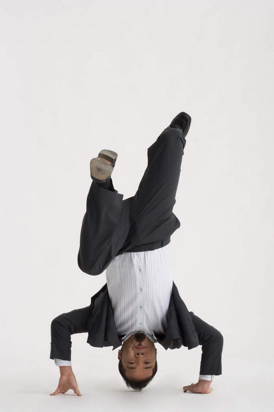 东方人,一个人,举,笑,微笑,露齿笑,竖图,室内,白天,正面,鞋,衬衫,西装,鞋子,亚洲,仅一个男性,仅一个人,撑,套装,正装,领带,皮革,注视,职业装,黄种人,仅一个年轻男性,观察,看,托,力量,观看,察看,撑着,颠倒,倒置,关注,力气,气力,男人,男性,年轻男性,亚洲人,举起,举手,举着,向上举,向上伸,向上托,彩图,全身,衬衣,皮鞋