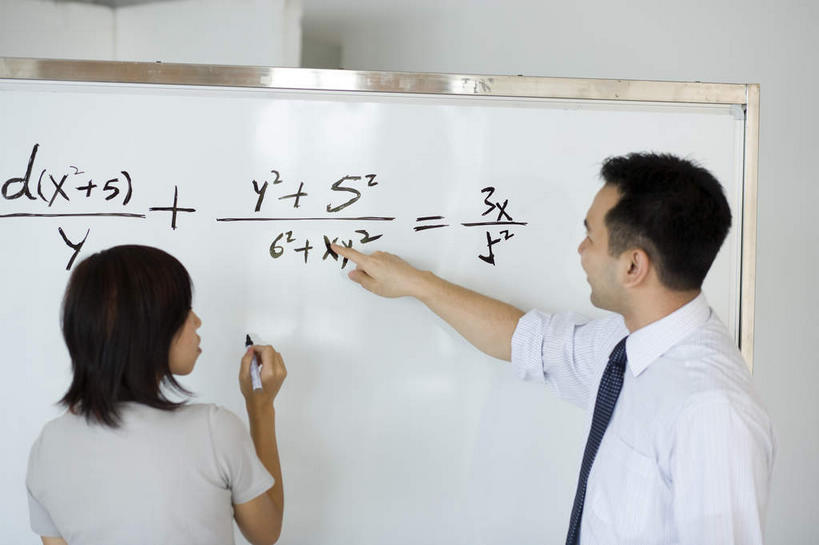 东方人,手,两个人,学生,教师,站,说,横图,室内,白天,衬衫,讨论,亚洲,指,阴影,服装,光线,英文,笔,标志,文字,影子,字符,字母,办公用品,注视,休闲装,黄种人,标识,水笔,文具,背面,衣服,白板,学习用品,观察,看,站着,休闲,手部,休闲服,服饰,观看,英文字母,文具用品,察看,指着,关注,数学,记录板,记事板,签字笔,门生,交流,男人,男性,年轻女性,女人,女性,中年男性,亚洲人,讲师,教授,老师,沟通,讲话,交谈,商讨,说话,谈话,站立,半身,彩图,衬衣