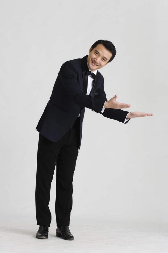 东方人,手,一个人,服务员,站,笑,微笑,露齿笑,竖图,室内,白天,白色背景,正面,工作服,制服,亚洲,双手,仅一个男性,仅一个人,仅一个中年男性,弯腰,欢迎,摊开,注视,黄种人,观察,接待,看,站着,手部,迎接,摄影,影棚,观看,察看,关注,弯身,工作制服,男人,男性,中年男性,亚洲人,服务生,侍者,站立,彩图,全身,影棚拍摄,工作套服,拍摄