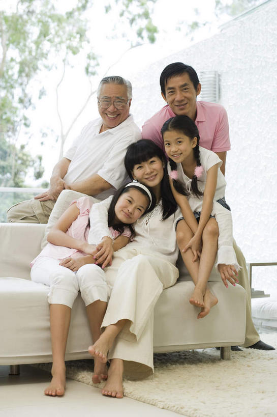 东方人,儿童,老年人,夫妻,母亲,父亲,女儿,三代同堂,站,坐,笑,微笑,露齿笑,竖图,室内,白天,正面,爱情,纯洁,亚洲,五个人,许多人,浪漫,黄种人,祖孙三代,小孩,站着,一群人,温暖,温馨,父女,母女,恩爱,父爱,可爱,母爱,童年,童趣,恋人,靠近,祖孙,和睦,凑近,聚拢,童真,烂漫,无邪,外孙女,挨近,接近,靠拢,天真,男人,男性,年轻男性,年轻女性,女孩,女人,女性,亚洲人,孩子,年轻人,夫妇,情侣,全家福,孙女,站立,坐着,彩图,全身,伴侣,融洽,女生,爸爸,多代同堂,妈妈