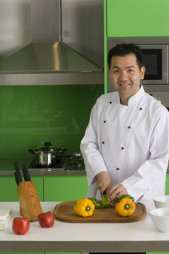 东方人,手,一个人,站,笑,微笑,露齿笑,竖图,室内,白天,正面,辣椒,蔬菜,西红柿,金属制品,亚洲,仅一个男性,仅一个人,握,阴影,新鲜,反射,金属,工具,影子,煤气灶,墙,食品,案板,刀具,拿,拿着,注视,黄种人,墙壁,墙面,砧板,食物,仅一个年轻男性,橱柜,刀,观察,看,站着,手部,握着,有机食品,绿色食品,观看,察看,关注,菜刀,厨师服,辣角,红海椒,大椒,辣虎,广椒,切菜刀,男人,男性,年轻男性,亚洲人,辣子,红辣椒,海椒,番茄,番椒,站立,半身,彩图