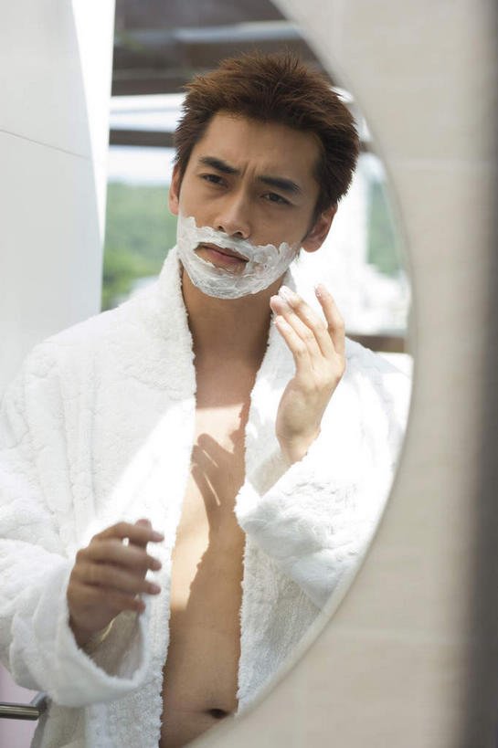 东方人,一个人,站,竖图,室内,白天,正面,镜子,卫生间,洗手间,亚洲,仅一个男性,仅一个人,剃须刀,注视,黄种人,仅一个年轻男性,白色,观察,看,清洁,站着,护理,观看,剃须膏,镜像,察看,指向,镜面,关注,剃须,剃须泡沫,剃须啫喱,仪容,刮胡泡,刮胡啫喱,剃须沫,剃须泡,仪表,男人,男性,年轻男性,亚洲人,厕所,站立,半身,彩图,浴衣