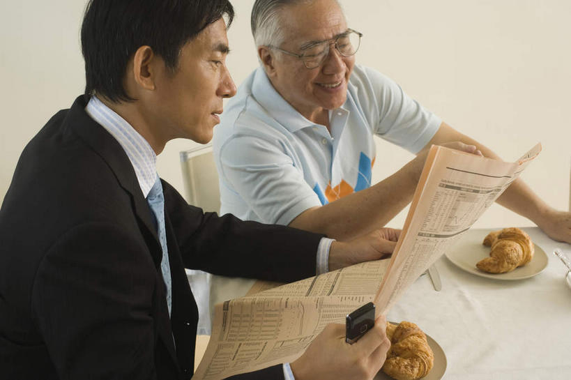 东方人,儿童,两个人,家庭,父亲,儿子,商务人士,商务男性,坐,笑,微笑,露齿笑,横图,俯视,室内,白天,衬衫,报纸,亚洲,一副,握,套装,信息,眼镜,拿,拿着,注视,黄种人,小孩,观察,看,温暖,温馨,父子,一家人,父爱,握着,观看,老花镜,新闻,一份,和睦,察看,关注,商务装,工薪阶层,远视眼镜,老年男性,男孩,男人,男性,年轻男性,中年男性,亚洲人,孩子,年轻人,白领,上班族,坐着,半身,彩图,高角度拍摄,衬衣,融洽,报刊,男生