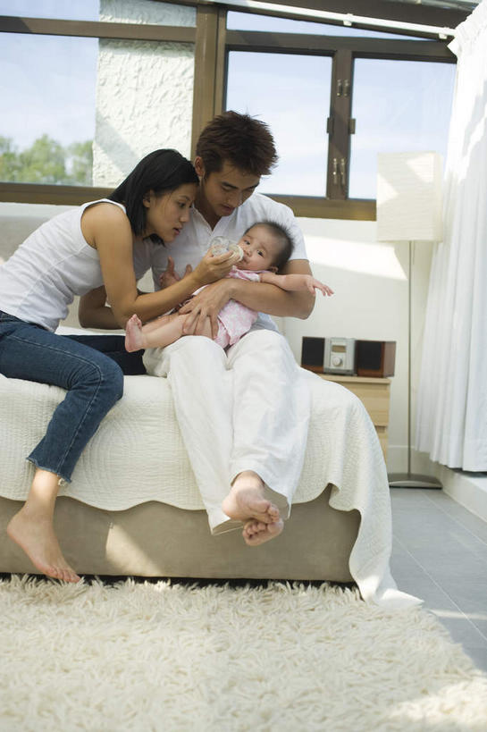 东方人,婴儿,儿童,三个人,家庭,夫妻,母亲,父亲,家,坐,抱,竖图,室内,白天,正面,爱情,纯洁,窗户,家具,卧室,装修,建筑,玻璃,亚洲,装饰,房屋,屋子,公寓,古典,浪漫,注视,黄种人,建设,装潢,洋房,楼房,玻璃窗,住宅,玻璃制品,小孩,室内装潢,观察,看,温暖,温馨,父子,母子,三口之家,一家人,中式,恩爱,父爱,可爱,母爱,恋人,活泼,抱着,观看,喂奶,样板房,明亮,和睦,察看,舒适,家居装潢,搂着,关注,宝宝,房屋设计,室内设计,宽敞,纯真,烂漫,无邪,样板房装潢,伶俐,天真,男人,男性,年轻男性,年轻女性,女人,女性,亚洲人,孩子,年轻人,夫妇,情侣,设计,搂,搂抱,坐着,彩图,全身,房子,睡房,卧房,伴侣,融洽