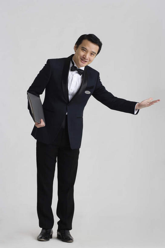 东方人,一个人,前台,服务员,站,笑,微笑,露齿笑,竖图,室内,白天,白色背景,正面,鞋,衬衫,西装,鞋子,亚洲,仅一个男性,仅一个人,握,套装,服装,正装,欢迎,领带,皮革,拿,拿着,注视,职业装,黄种人,菜单,仅一个年轻男性,衣服,观察,接待,看,站着,握着,迎接,摄影,服饰,影棚,观看,察看,衣着,穿着,关注,接待员,衣饰,男人,男性,年轻男性,亚洲人,服务生,侍者,站立,彩图,全身,影棚拍摄,衬衣,皮鞋,拍摄