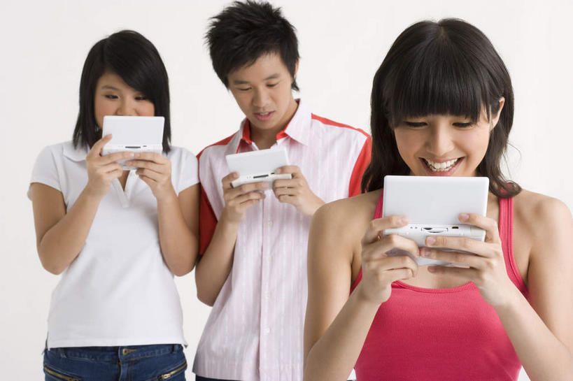 东方人,三个人,伙伴,朋友,站,笑,微笑,露齿笑,横图,室内,白天,白色背景,正面,游戏,友谊,科技,亚洲,一排,握,服装,整齐,拿,玩,拿着,注视,休闲装,黄种人,娱乐,排列,衣服,观察,看,站着,休闲,休闲服,握着,摄影,服饰,游戏机,影棚,观看,活动,察看,掌上游戏机,队列,发泄,关注,消遣,智力,掌机,便携式游戏机,手提游戏机,宣泄,友情,男人,男性,年轻男性,年轻女性,女人,女性,亚洲人,玩耍,嬉戏,站立,彩图,全身,影棚拍摄,拍摄