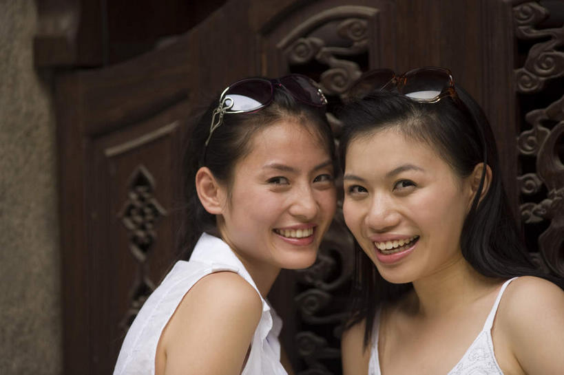 东方人,脸,头,脸颊,脖子,两个人,家,木屋,站,笑,微笑,露齿笑,横图,室外,特写,白天,正面,亚洲,花纹,服装,墨镜,眼镜,注视,休闲装,黄种人,肩膀,住宅,衣服,太阳镜,太阳眼镜,观察,看,站着,休闲,休闲服,遮阳镜,服饰,观看,察看,关注,斑纹,年轻女性,女人,女性,亚洲人,头部,脖,颈,颈部,脸部,脸蛋,面部,站立,半身,彩图,茅舍,茅屋,棚屋,小木屋,小屋