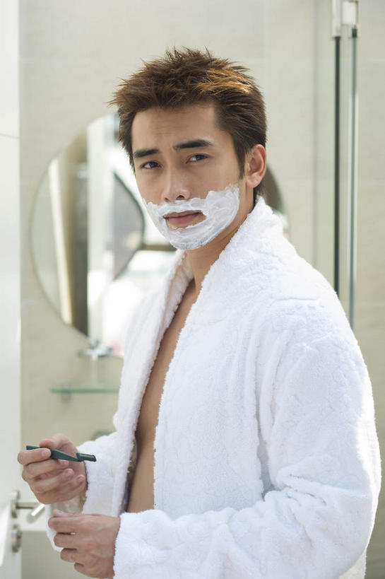 东方人,手,一个人,站,竖图,室内,白天,侧面,浴袍,镜子,卫生间,浴室,亚洲,仅一个男性,仅一个人,握,阴影,反射,剃须刀,影子,墙,拿,拿着,注视,黄种人,墙壁,墙面,仅一个年轻男性,观察,看,清洁,站着,手部,护理,握着,洗漱,观看,镜像,察看,镜面,关注,剃须,剃须泡沫,剃须啫喱,浴帘,仪容,刮胡泡,刮胡啫喱,剃须沫,剃须泡,仪表,男人,男性,年轻男性,亚洲人,淋浴房,站立,半身,彩图,汤帷子,浴衣,冲凉房,沐浴间,沐浴室