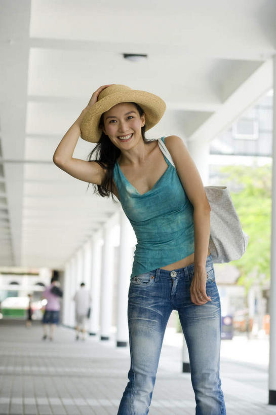 东方人,手,一个人,家,站,举,笑,微笑,露齿笑,竖图,室外,白天,正面,旅游,度假,道路,路,帽子,亚洲,仅一个年轻女性,仅一个女性,仅一个人,阴影,服装,朦胧,模糊,光线,包,皮包,影子,房屋,屋子,注视,休闲装,黄种人,娱乐,运动帽,楼房,住宅,衣服,阳光,观察,看,托,站着,享受,休闲,手部,休闲服,鸭舌帽,放松,服饰,观看,单肩包,察看,关注,路线,户外运动,年轻女性,女人,女性,亚洲人,举起,举手,举着,向上举,向上伸,向上托,站立,半身,彩图,房子