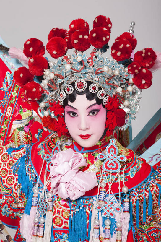 东方人,一个人,演员,电影明星,站,笑,微笑,露齿笑,竖图,室内,白天,正面,民族服装,化妆,美容,亚洲,仅一个年轻女性,仅一个女性,仅一个人,护肤,灰色背景,服装,装饰,头饰,注视,黄种人,衣服,红色,彩妆,发饰,饰品,观察,看,靠,站着,保养,享受,休闲,放松,保健,摄影,服饰,影棚,观看,华丽,修饰,点缀,察看,衣着,穿着,关注,摄影棚,表演服,演出服,京剧,配饰,养颜,衬托,美观,雅致,雅观,衣饰,马褂,道具服,年轻女性,女人,女性,亚洲人,影视明星,站立,半身,彩图,影棚拍摄,传统服装,民俗服,拍摄,京剧服饰,改良靠,箭衣