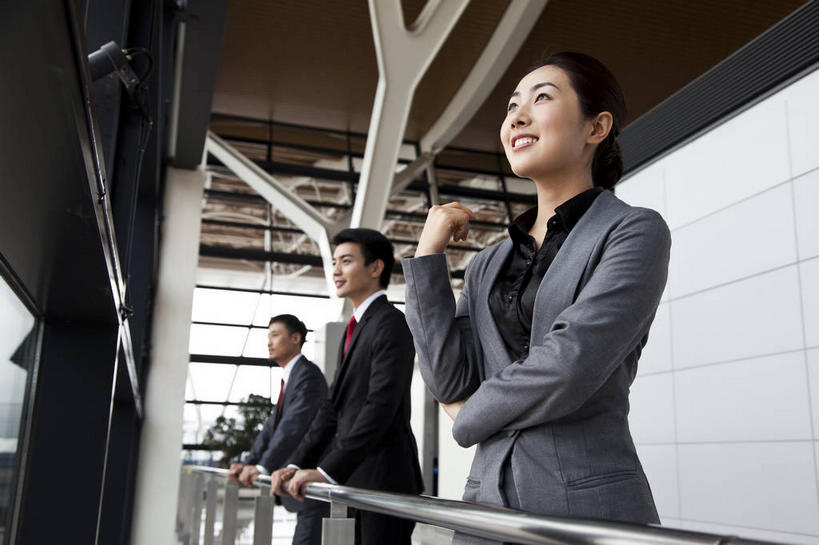 东方人,三个人,同事,商务人士,商务男性,商务女性,站,笑,微笑,露齿笑,横图,室内,白天,仰视,衬衫,成功,合作,团队,集体,信心,窗户,亚洲,一排,握,套装,整齐,墙,领带,注视,黄种人,候机厅,队伍,玻璃窗,墙壁,墙面,排列,观察,看,站着,握着,观看,察看,领导,象征,庄重,成就,队列,关注,候机室,商务装,身份,合伙,领袖,工薪阶层,正式,地位,待机室,男人,男性,年轻男性,年轻女性,女人,女性,中年男性,亚洲人,白领,上班族,抬头,仰头,站立,半身,彩图,低角度拍摄,衬衣