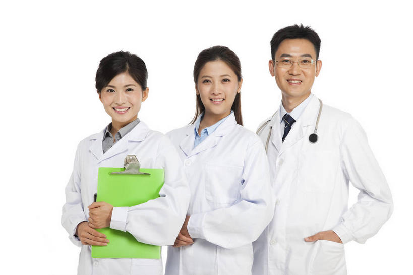 东方人,三个人,伙伴,朋友,医生,站,笑,微笑,露齿笑,横图,室内,白天,白色背景,正面,工作服,衬衫,制服,友谊,合作,团队,亚洲,一排,握,服装,整齐,材料,档案,文件,纸,领带,拿,拿着,注视,黄种人,排列,衣服,绿色,白色,手稿,听诊器,资料,观察,记录,看,站着,医护人员,医疗人员,战略,握着,摄影,服饰,影棚,观看,证明,察看,医疗设备,象征,衣着,庄重,白大褂,穿着,队列,关注,摄影棚,文档,医疗器械,身份,手插袋,单手插袋,医疗工具,记载,单手抄兜,单手放兜,联合,合谋,正式,地位,工作制服,衣饰,记实,纪录,检测工具,配合,协作,男人,男性,年轻女性,女人,女性,中年男性,亚洲人,大夫,插兜,手插兜,手放口袋,站立,半身,彩图,影棚拍摄,衬衣,工作套服,拍摄,病历,病历卡,手抄兜