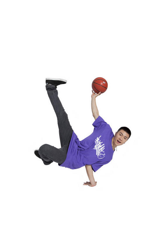 东方人,一个人,举,笑,微笑,露齿笑,竖图,室内,白天,正面,跳舞,篮球,亚洲,仅一个男性,仅一个人,撑,握,服装,篮球装备,拿,拿着,注视,休闲装,黄种人,运动器械,仅一个年轻男性,一个,衣服,观察,看,托,休闲,休闲服,健身器械,握着,摄影,服饰,影棚,单个,观看,街舞,察看,撑着,嘻哈,关注,摄影棚,健身器材,舞姿,篮球运动,男人,男性,年轻男性,亚洲人,举起,举手,举着,向上举,向上伸,向上托,彩图,全身,影棚拍摄,拍摄,舞蹈,运动器材