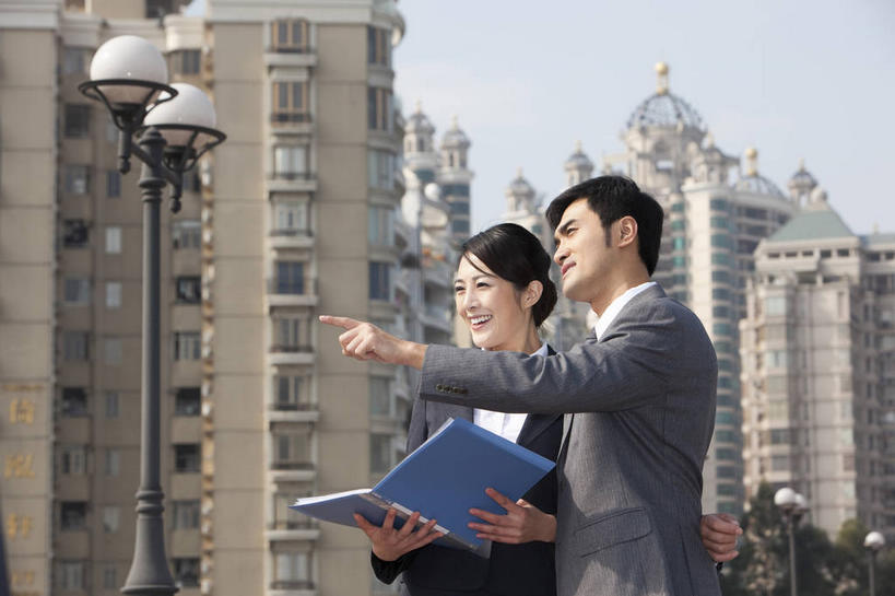 东方人,两个人,同事,商务人士,商务男性,商务女性,高楼大厦,站,笑,微笑,露齿笑,横图,室外,白天,正面,衬衫,度假,成功,合作,团队,集体,信心,美景,城市风光,城市,大厦,建筑,路灯,摩天大楼,照明,亚洲,握,指,阴影,套装,光线,材料,档案,文件,影子,纸,景观,灯光,拿,拿着,注视,黄种人,方向,娱乐,建设,队伍,灯,蓝色,蓝天,天空,阳光,手稿,资料,天,观察,看,手势,站着,享受,休闲,景色,放松,握着,晴朗,观看,证明,照亮,察看,领导,指向,食指,照明设备,成就,关注,文档,商务装,合伙,领袖,工薪阶层,万里无云,男人,男性,年轻男性,年轻女性,女人,女性,亚洲人,白领,上班族,晴空,晴空万里,站立,半身,彩图,衬衣,大楼,高层建筑,高楼,摩天楼,打手势