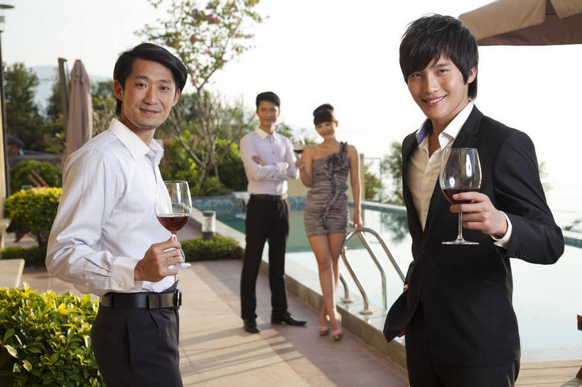 红酒,葡萄酒,东方人,四个人,伙伴,朋友,体育馆,游泳池,宾馆,站,笑,双手交叉,微笑,露齿笑,横图,室外,白天,正面,衬衫,裙子,西装,友谊,水,植物,酒店,杯子,亚洲,握,阴影,连衣裙,套装,正装,光线,高脚杯,影子,水池,水面,红酒杯,酒类,拿,拿着,扭头,注视,职业装,黄种人,泳池,玻璃制品,酒,树,树木,饮料,绿色,天空,阳光,自然,酒杯,天,观察,看,站着,转头,红葡萄酒,握着,生长,成长,观看,酒家,旅社,察看,游泳馆,双手抱胸,葡萄酒杯,关注,友情,男人,男性,年轻男性,年轻女性,女人,女性,亚洲人,玻璃杯,站立,半身,彩图,衬衣,客店,客栈,旅店,旅馆,商旅